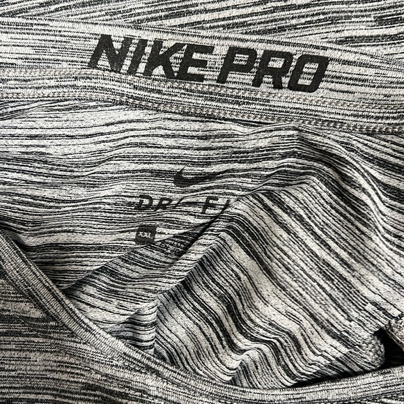 Nike Twp Pair of Shirts XXL grey and XL white - Picture 2 of 5